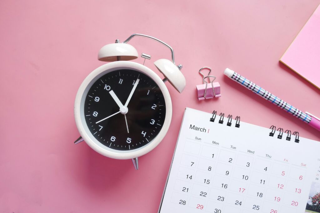 Le temps est compté, réveil et calendrier illustrant la pression des délais.
