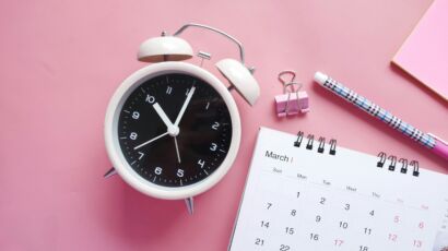 Le temps est compté, réveil et calendrier illustrant la pression des délais.